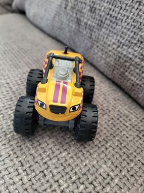 Nickelodeon Blaze & The Monster Machines Racing Flag Stripes Die-Cast Truck